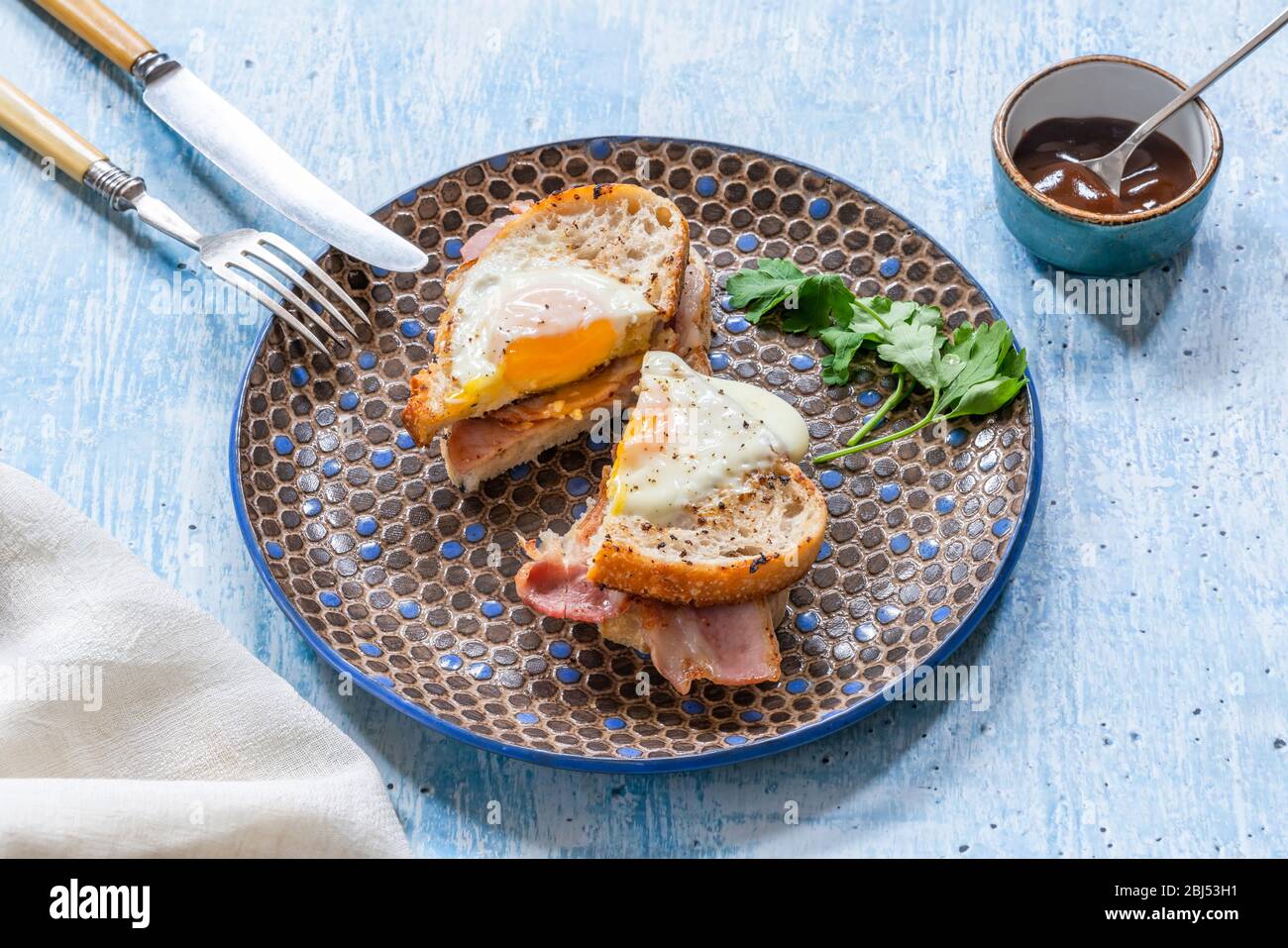 Sandwich au bacon dans le trou coupé en deux Banque D'Images