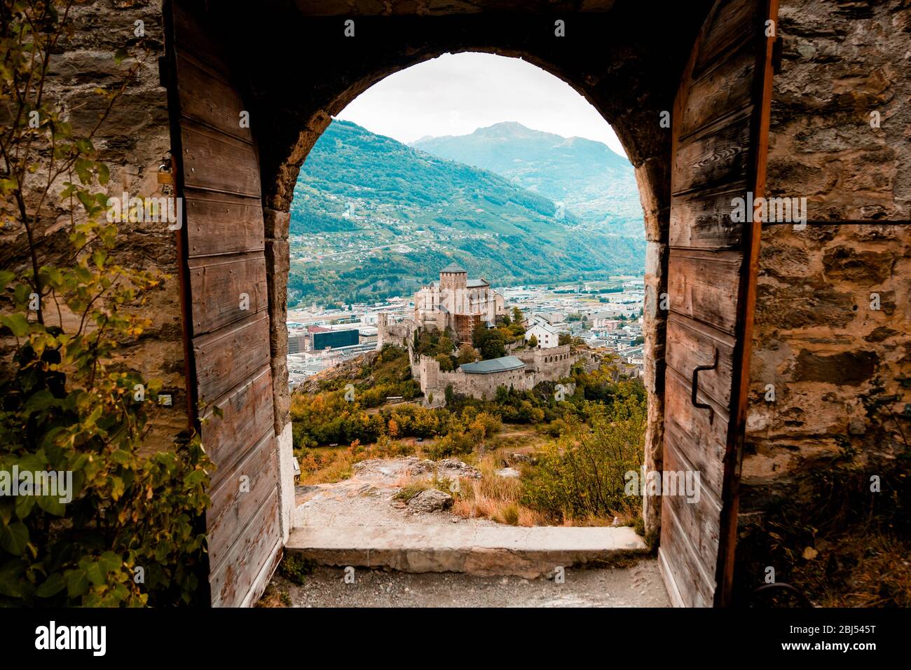 Sion, Suisse : basilique médiévale de la Valère vue par les portes principales du château de Tourbillon situé dans le canton du Valais Banque D'Images