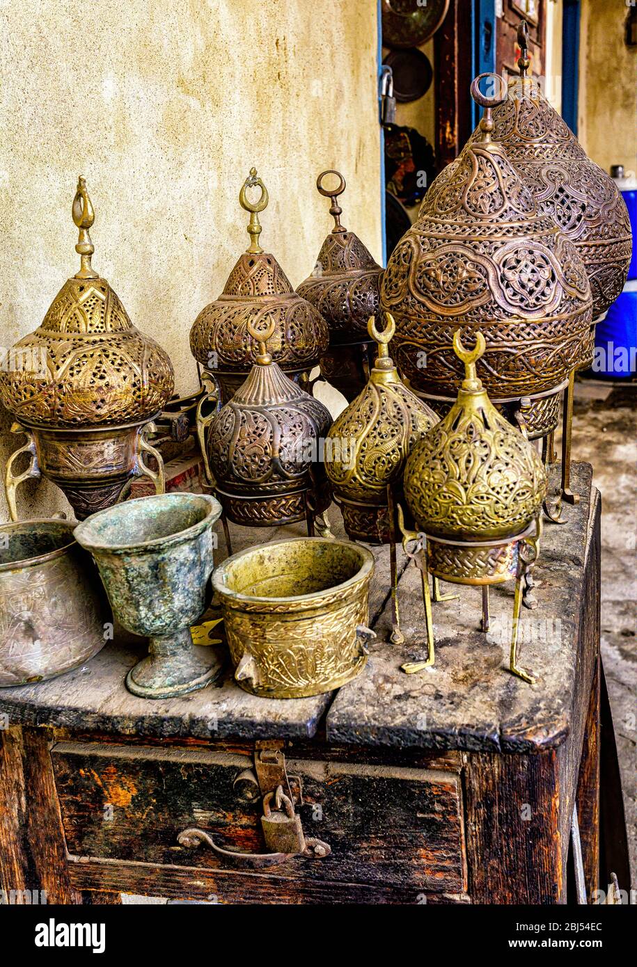 Lanternes décoratives anciennes en cuivre, bronze et fer, tables et pots au Crazy Brothers shop dans le marché Khan El Khalili Banque D'Images