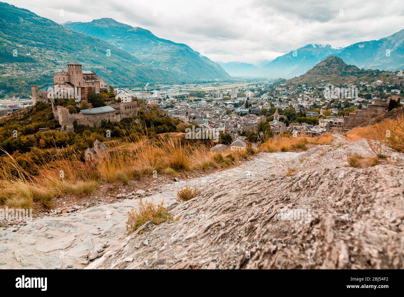 Panorama de la ville de Sion, de la vallée du Rhône et de la basilique médiévale de la Valère, vue depuis la colline du château de Tourbillon, canton du Valais, Suisse Banque D'Images