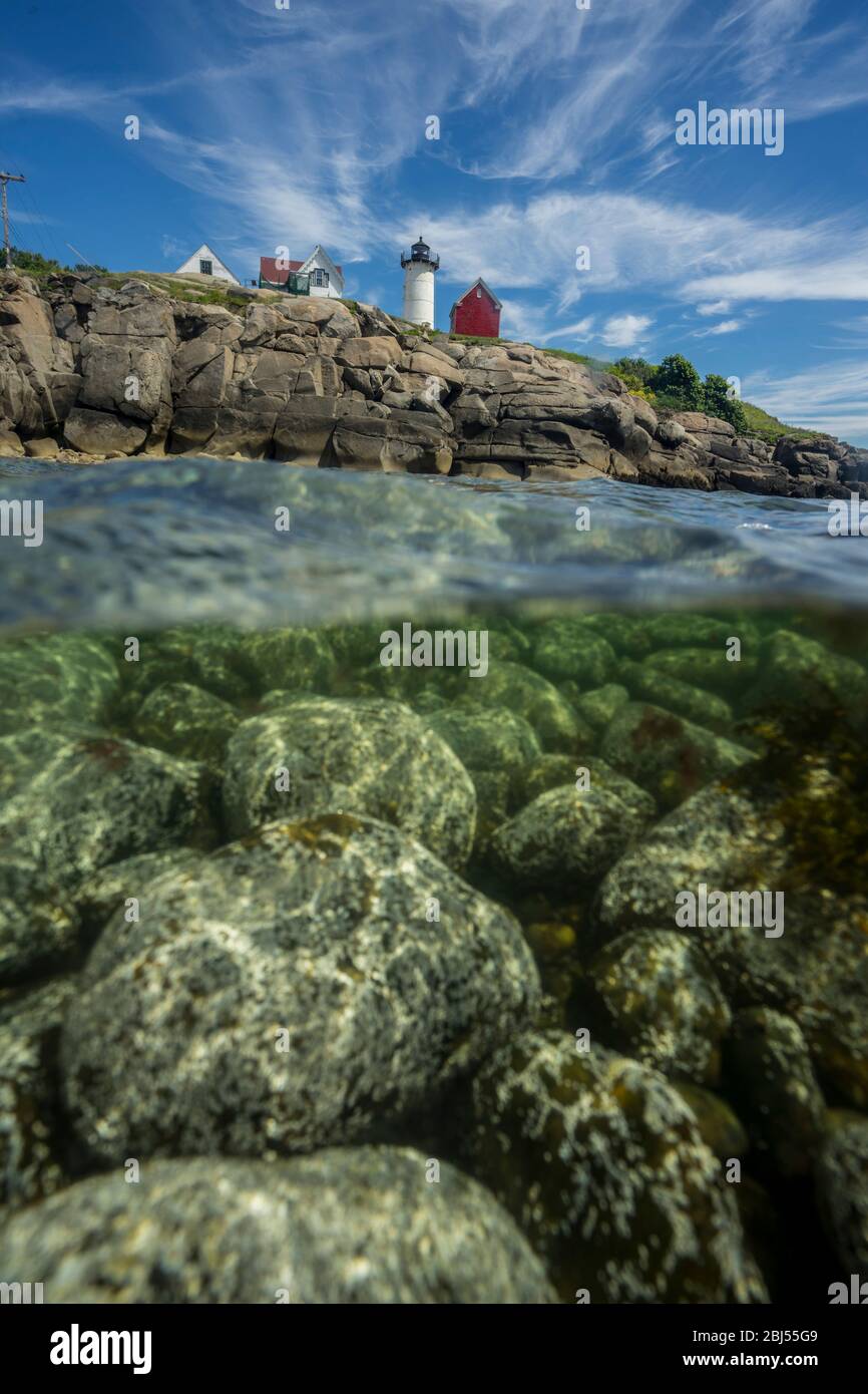 Vue sous-marine regardant sur un phare historique le long de la côte nord-est des États-Unis. Banque D'Images