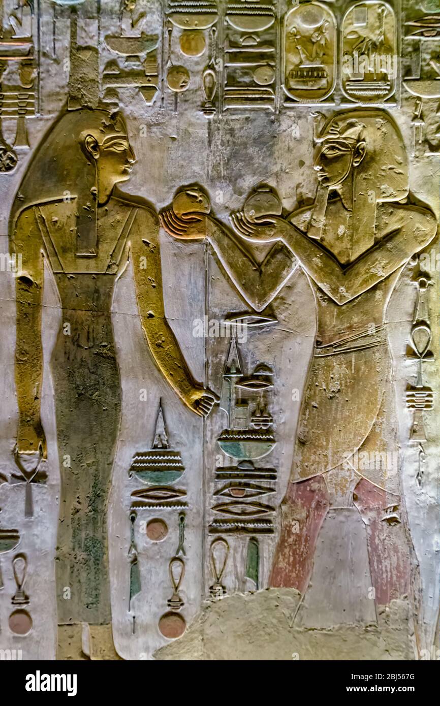 Scène murale de l'Antechamber (salle des beautés) de KV 17 montrant le roi ensemble I faisant une offrande à Isis Banque D'Images
