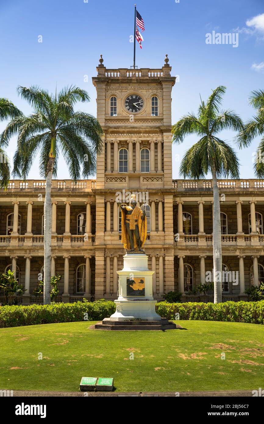 Statue du roi Kamehameha devant Aliiolani Hale (Cour suprême de l'État d'Hawaï), Honolulu, Oahu, Hawaï, États-Unis Banque D'Images