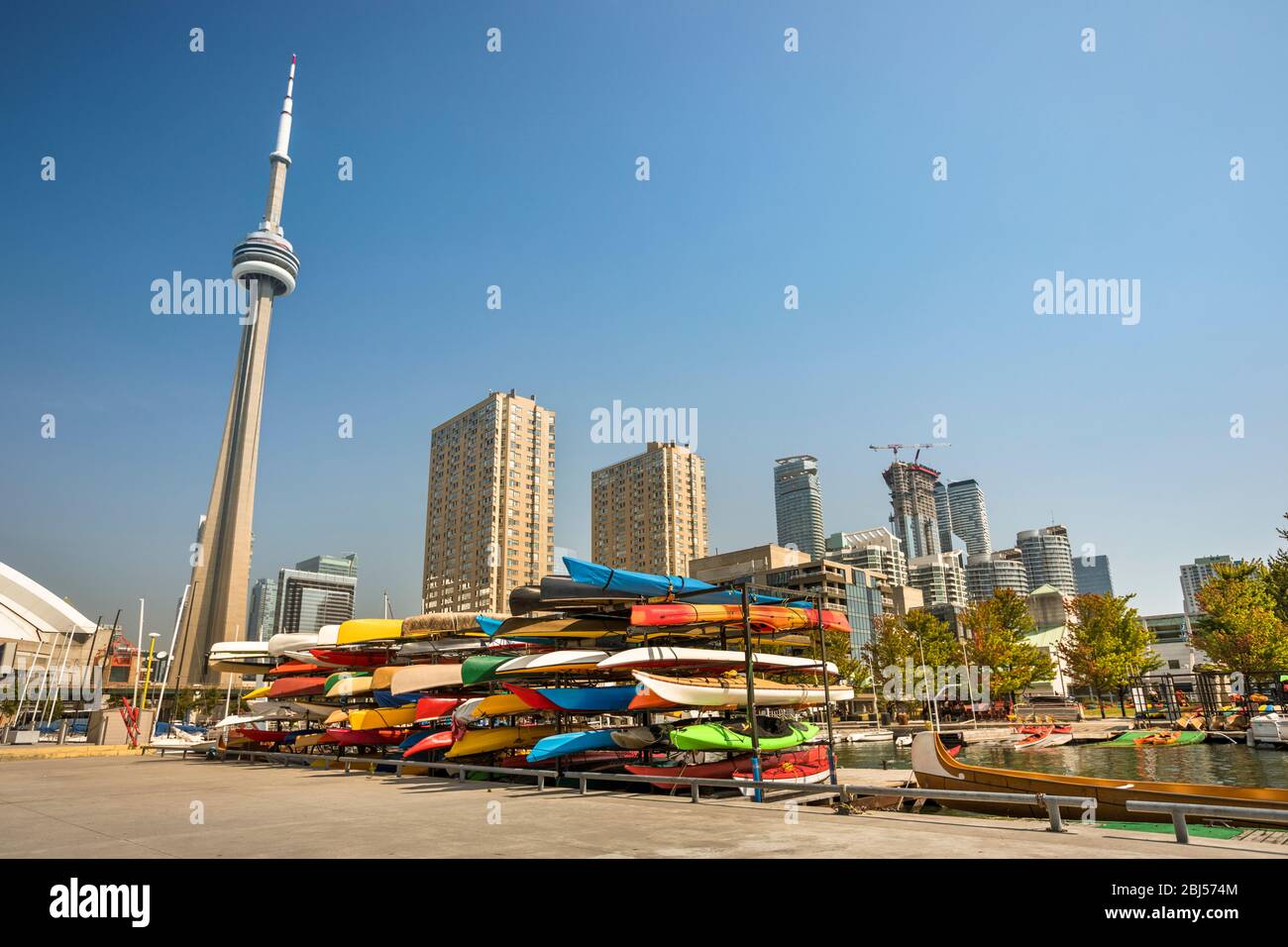 Vue sur la ville de Toronto Canada depuis Queens Quay et le lac Ontario Banque D'Images