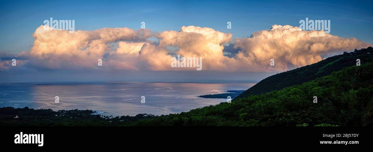 Panorama cumulus nuages au lever du soleil sur la baie de Kealakekua, Hawaï. Banque D'Images