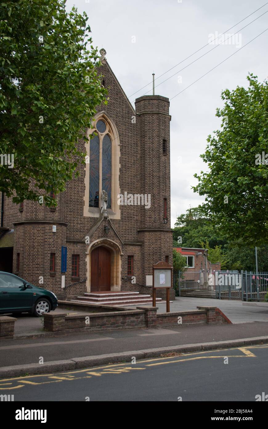 Entrée en brique Église d'architecture des années 1930 Église catholique romaine Saint-Josephs, Champion Road, Upminster, Londres RM14 par Marshall et Archard Banque D'Images