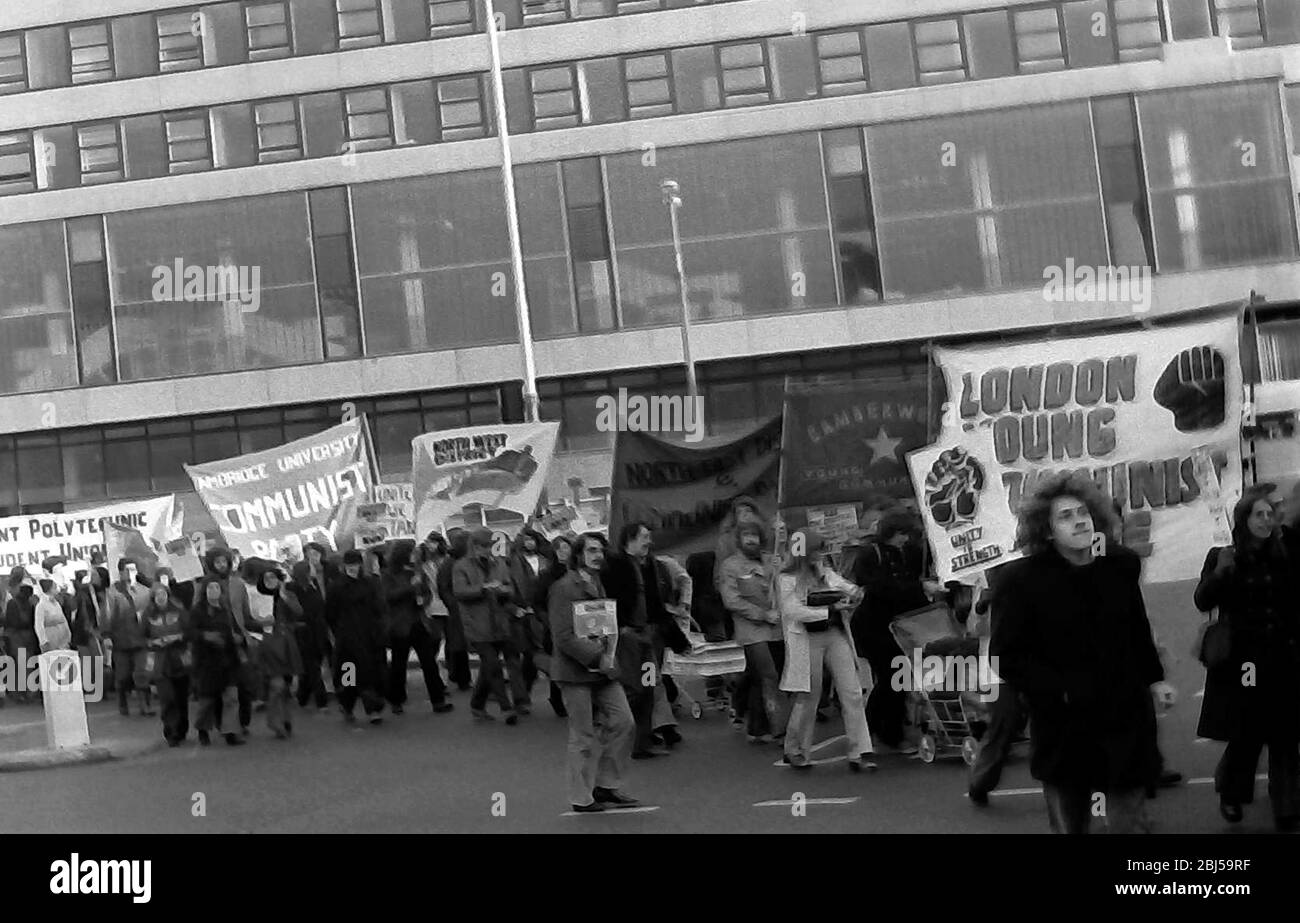 Des manifestants portant des bannières et des pancartes participent à une manifestation contre le racisme à Leicester, Angleterre, Royaume-Uni, îles britanniques, en 1972. Banque D'Images