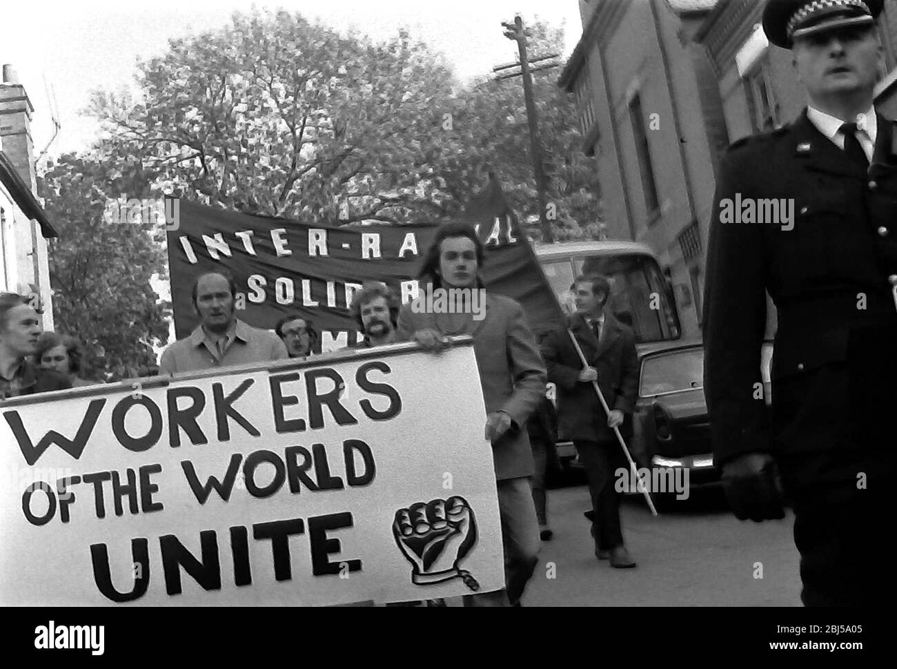 Des manifestants portant des banderoles, dont une qui dit: 'Worker of the World Unite', prennent part à une manifestation contre le racisme à Leicester, Angleterre, Royaume-Uni, Iles britanniques, en 1972. Banque D'Images
