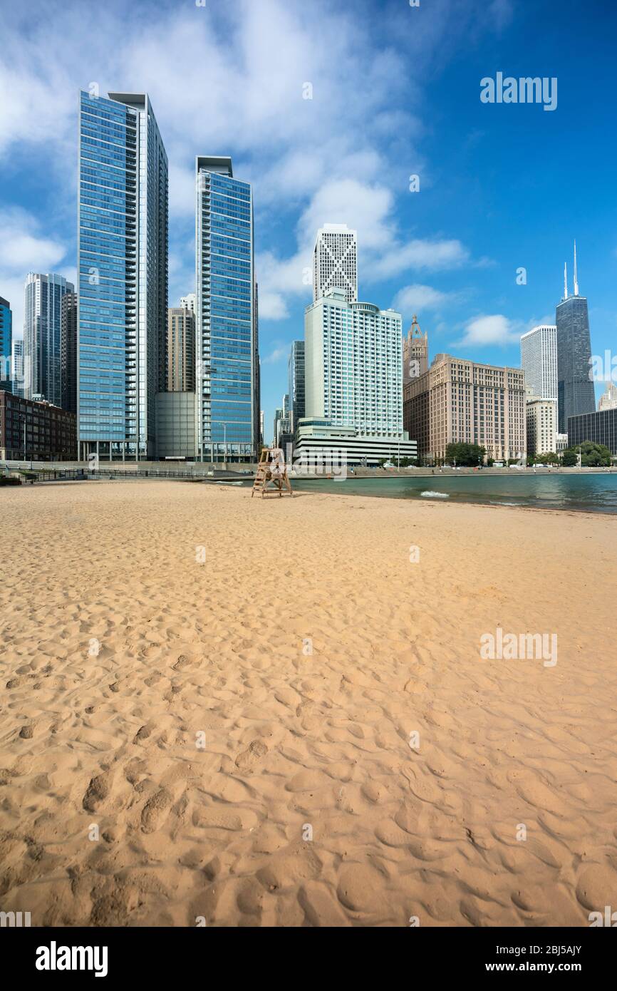 Chicago cityscape en face du sable de Ohio Street Beach sur le lac Michigan et Lake Shore Drive dans l'Illinois États-Unis Banque D'Images