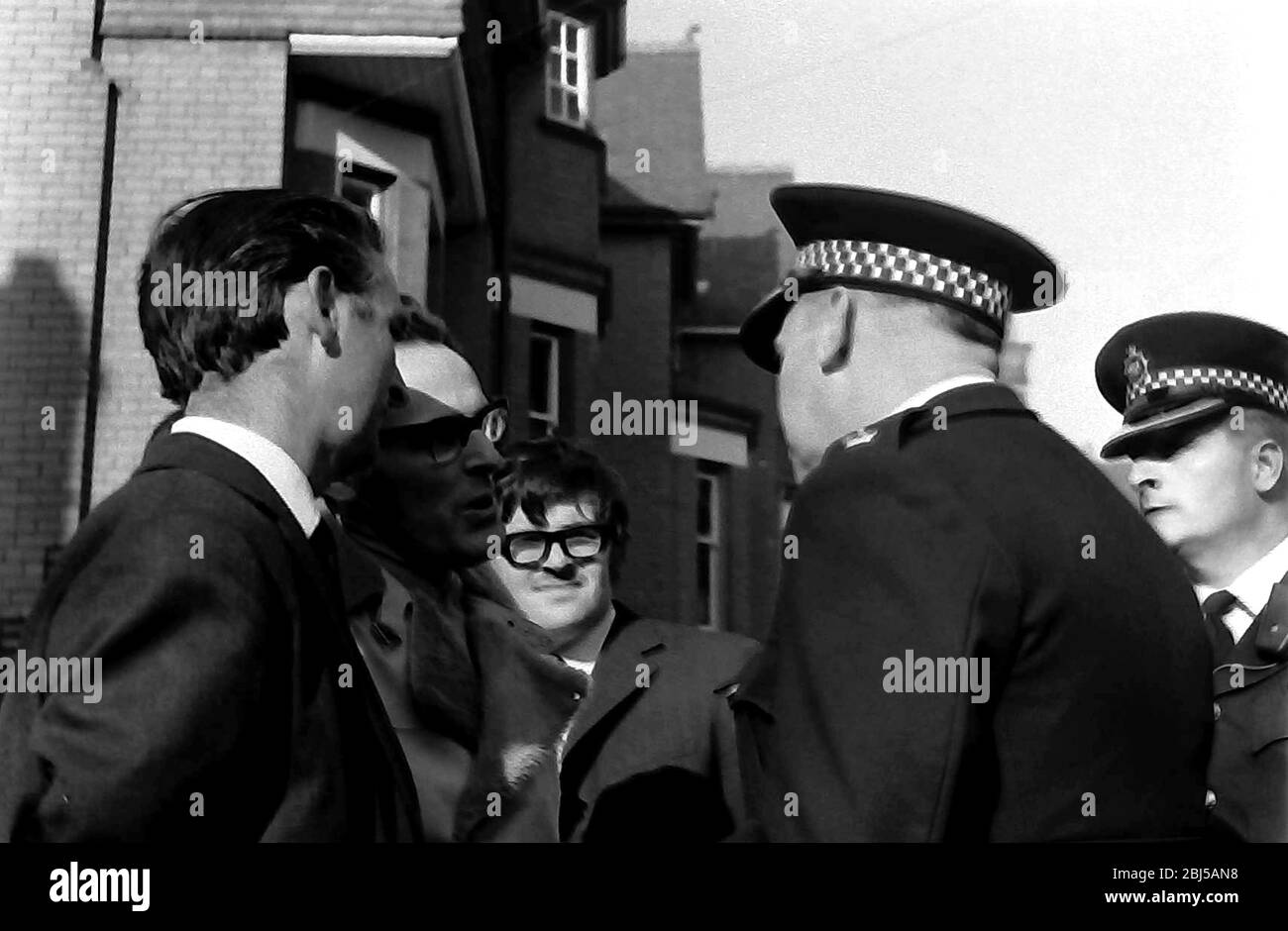Des policiers discutent avec le public lors d'une manifestation contre le racisme à Leicester, en Angleterre, au Royaume-Uni, dans les îles britanniques, en 1972. Banque D'Images