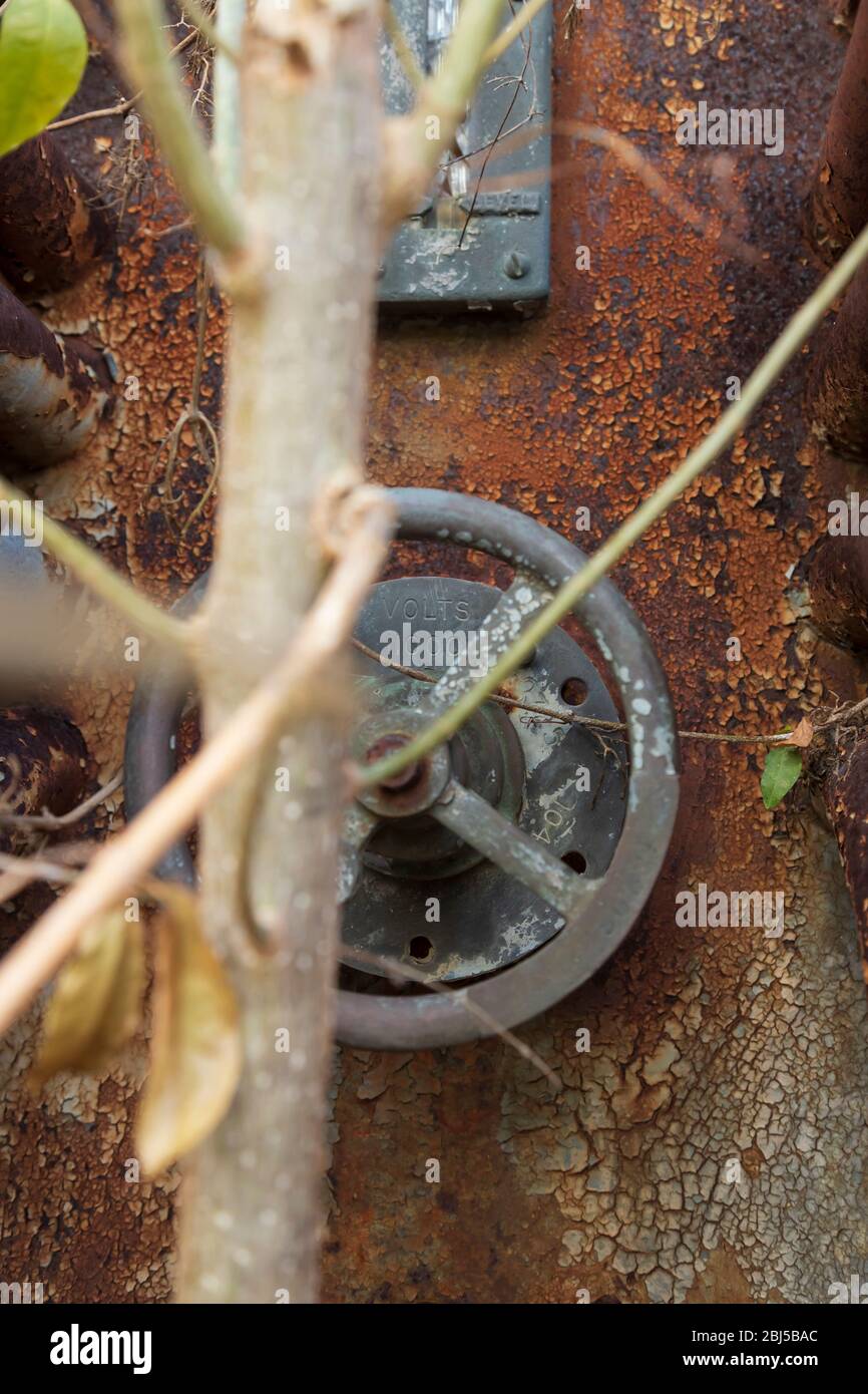 gros plan d'une molette sur la porte avant d'un ancien transformateur industriel 11000 volts rouillé Banque D'Images