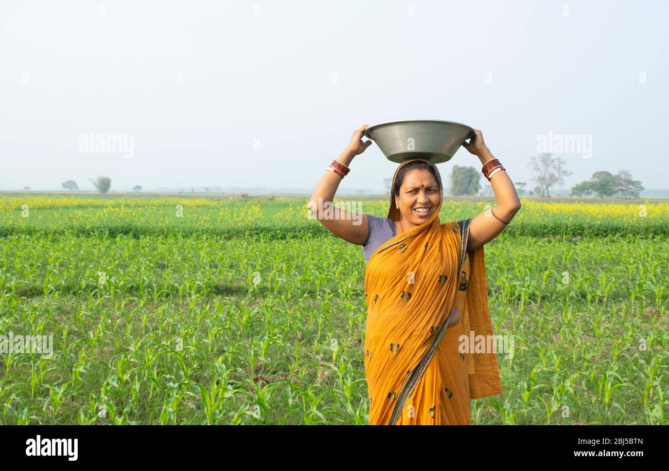 femme indienne paysanne portant le panier sur sa tête Banque D'Images