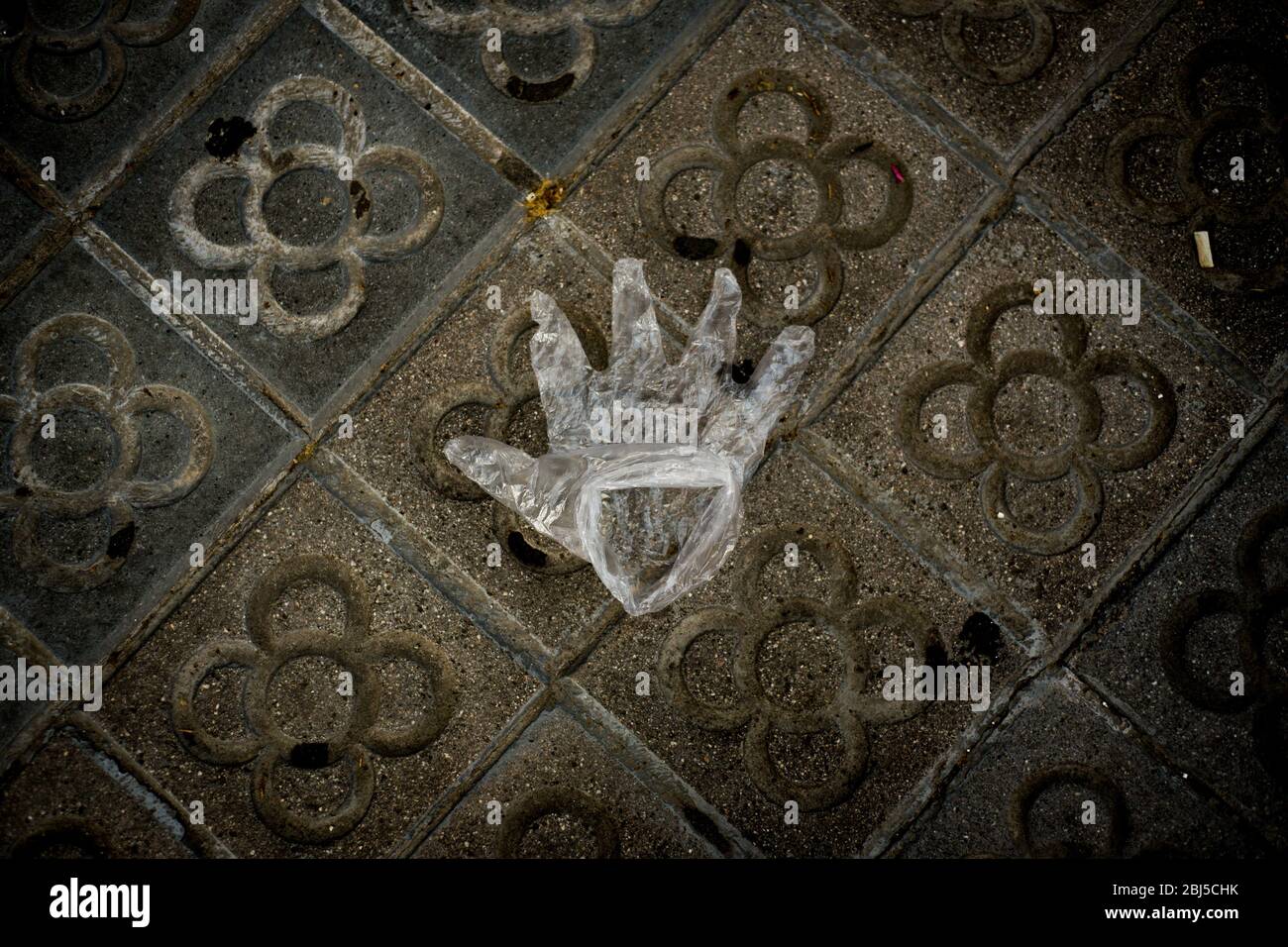 28 avril 2020, Barcelone, Catalogne, Espagne - un gant de protection usagé se trouve sur le sol à Barcelone. Le Premier ministre espagnol a annoncé que les mesures de désescalade du verrouillage du coronavirus dureront de six à huit semaines. Credit:Jordi Boixaeu/Alay Live News Banque D'Images