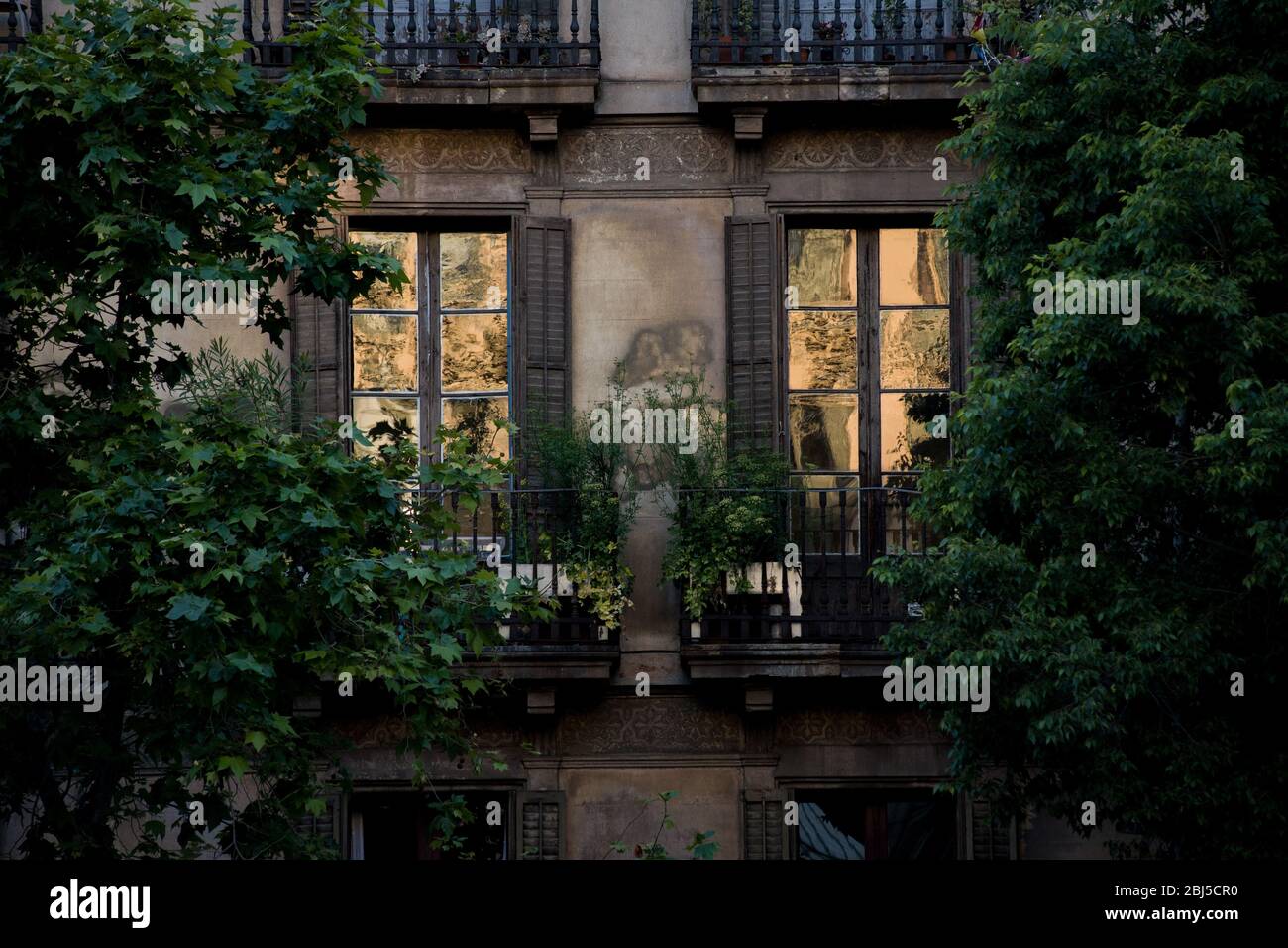 28 avril 2020, Barcelone, Catalogne, Espagne - la lumière du soir reflète les fenêtres du quartier Eixample de Barcelone. Le Premier ministre espagnol a annoncé que les mesures de désescalade du verrouillage du coronavirus dureront de six à huit semaines. Credit:Jordi Boixaeu/Alay Live News Banque D'Images