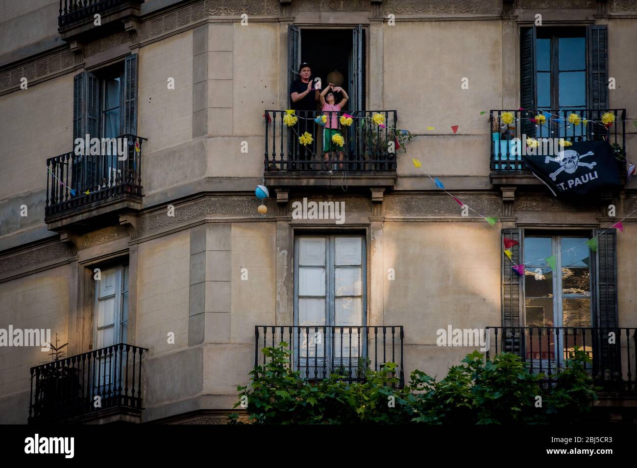 28 avril 2020, Barcelone, Catalogne, Espagne - les gens se clapent en hommage aux travailleurs de la santé depuis un balcon dans le quartier Eixample de Barcelone. Le Premier ministre espagnol a annoncé que les mesures de désescalade du verrouillage du coronavirus dureront de six à huit semaines. Credit:Jordi Boixaeu/Alay Live News Banque D'Images