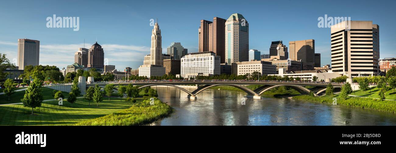 Vue panoramique sur la rivière Scioto et le pont Discovery le long du Riverfront Park dans la ville de Columbus Ohio USA Banque D'Images