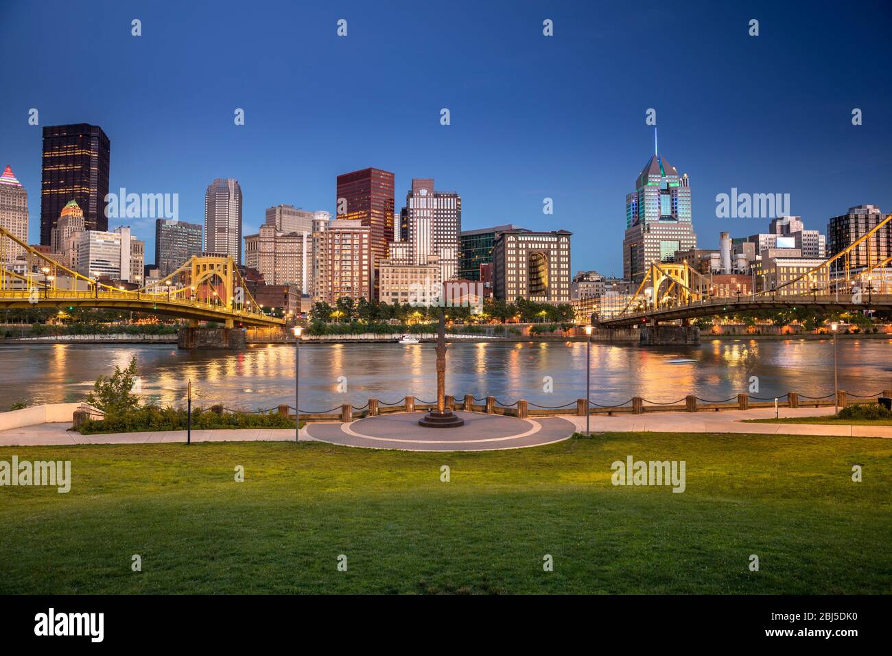 Vue sur la ville sur la rivière Allegheny et le pont Roberto Clemente dans le centre-ville de Pittsburgh, Pennsylvanie, États-Unis Banque D'Images