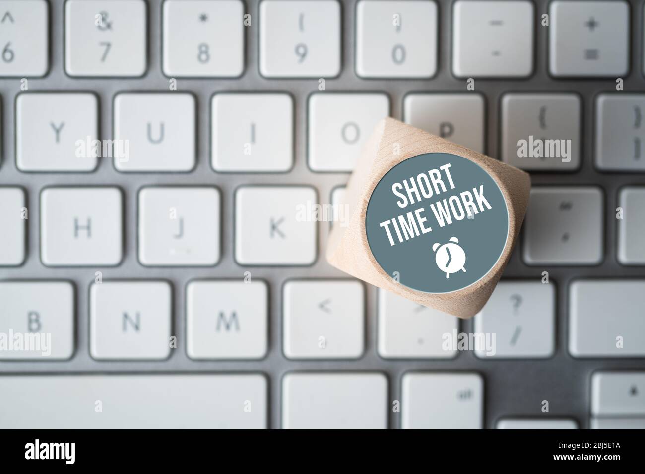 Cube affichant un message TRAVAIL DE COURTE DURÉE sur un clavier d'ordinateur Banque D'Images