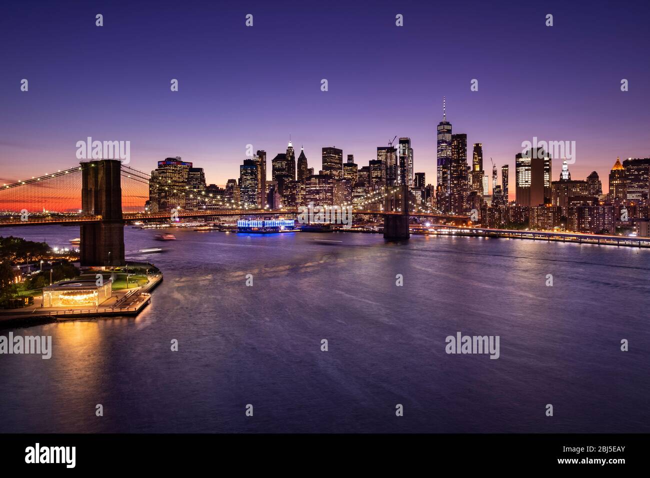 Pont de Brooklyn au-dessus de la rivière East et de la ville de Manhattan la nuit à New York USA Banque D'Images