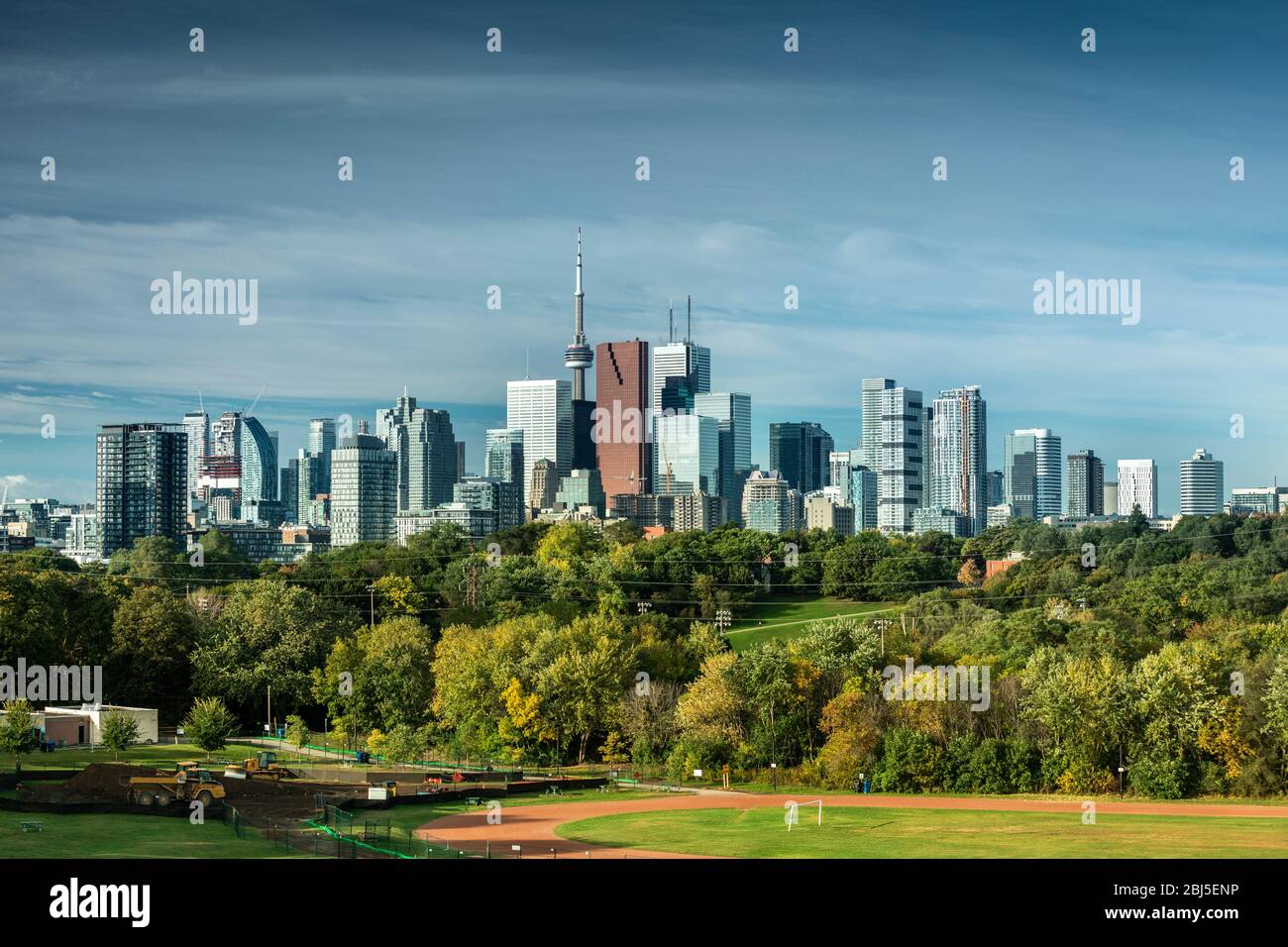 Vue sur la ville du centre-ville de Toronto Canada sur le parc Riverdale en Ontario, Canada Banque D'Images