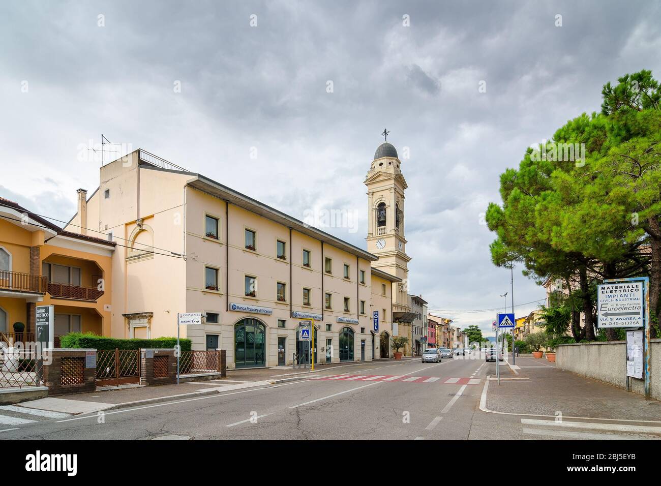 Vérone, Italie - 5 septembre 2015 : clocher à Dossobuono, province de Vérone, Italie Banque D'Images