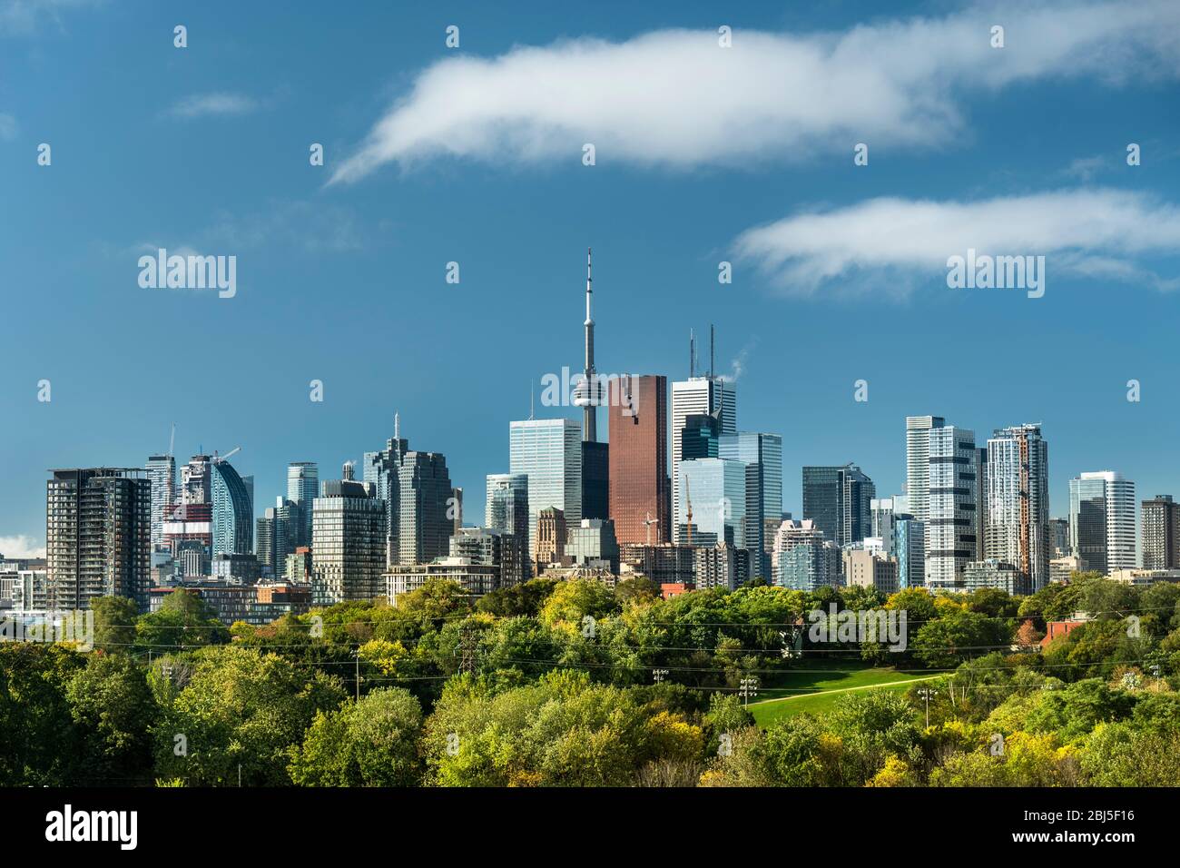 Vue sur la ville du centre-ville de Toronto Canada sur le parc Riverdale en Ontario, Canada Banque D'Images