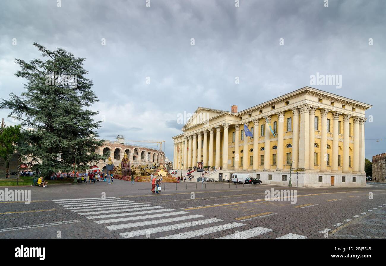 Vérone, Italie - 5 septembre 2015 : le palais Barbieri ou le Palazzo Barbieri est un palais de style néoclassique situé sur la Piazza Bra, dans le centre de Vérone. C'est maintenant Banque D'Images