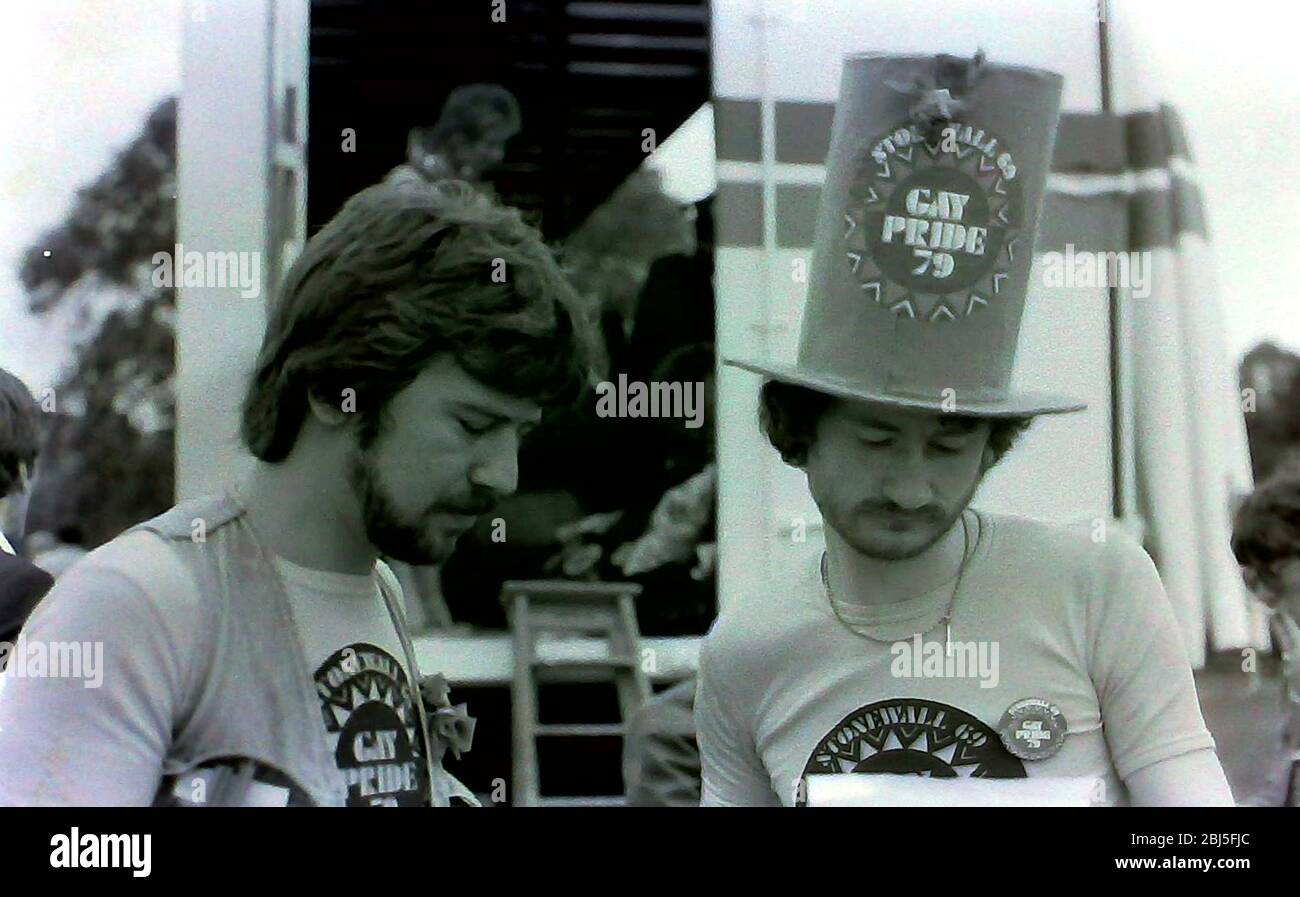 Deux des organisateurs des événements gay Pride de Londres, royaume-uni, de 1979, qui ont eu le thème: 'Sewalt 69 gay Pride 79', discutent du plan de la journée de la parade de fierté. Banque D'Images