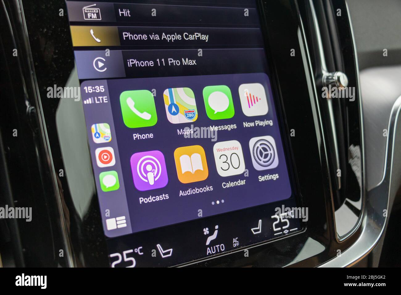 Écran Principal D'Apple CarPlay D'iPhone Dans Le Tableau De Bord De Voiture  Image éditorial - Image du medias, automobile: 83678935