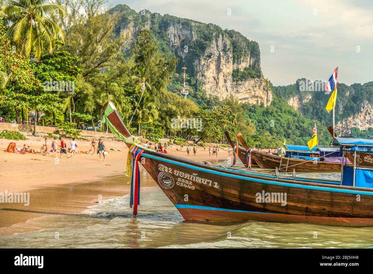 Bateaux à queue longue alignés à Ao Nang Beach près de Krabi, Thaïlande du Sud Banque D'Images