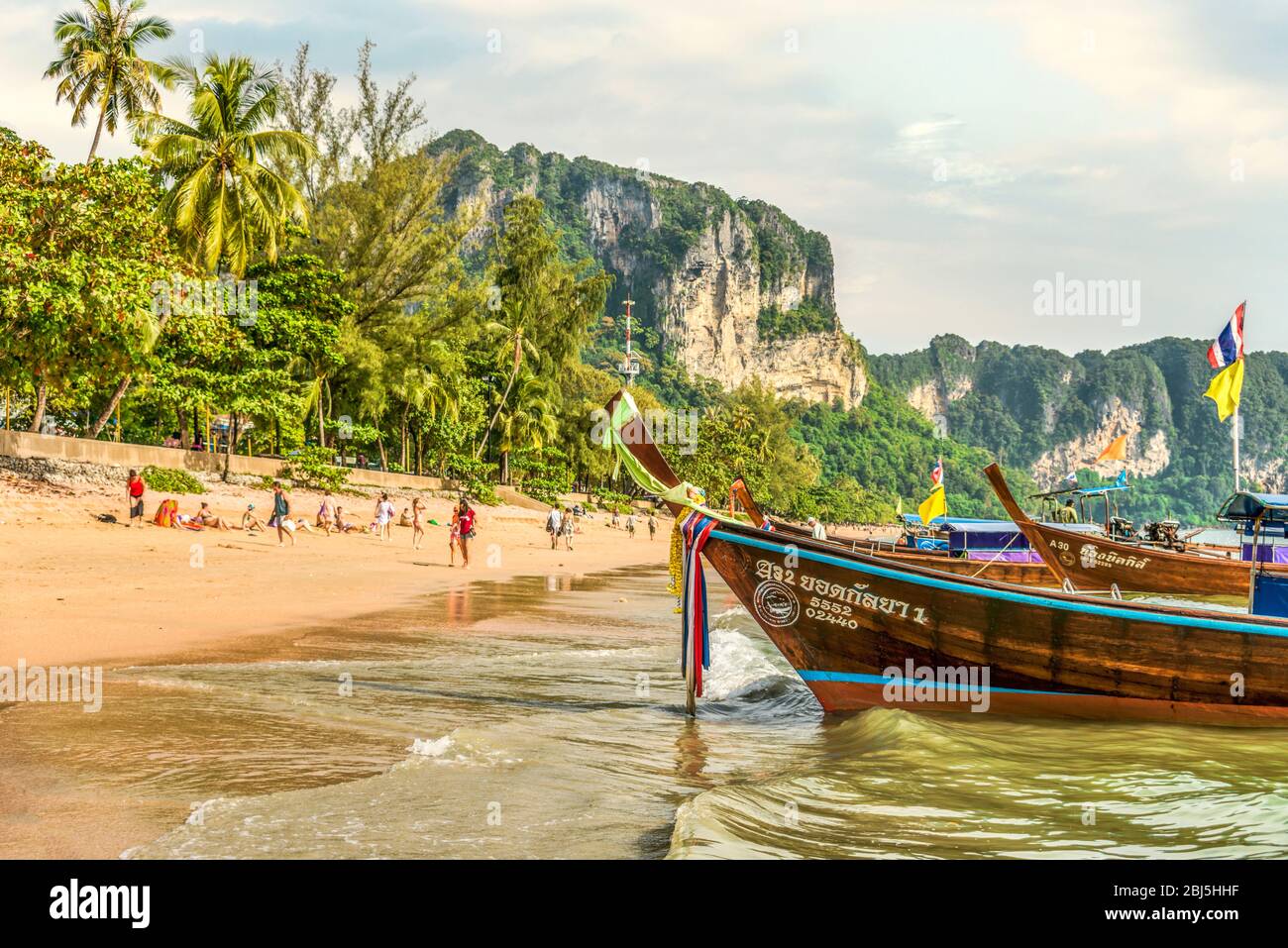 Bateaux à queue longue alignés à Ao Nang Beach près de Krabi, Thaïlande du Sud Banque D'Images