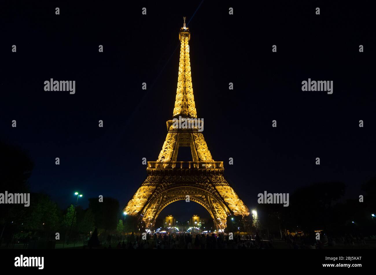 PARIS - 16 SEPTEMBRE 2014 : spectacle de lumière de la Tour Eiffel au crépuscule. La tour Eiffel est l'un des monuments les plus visités au monde. Situé sur le Banque D'Images