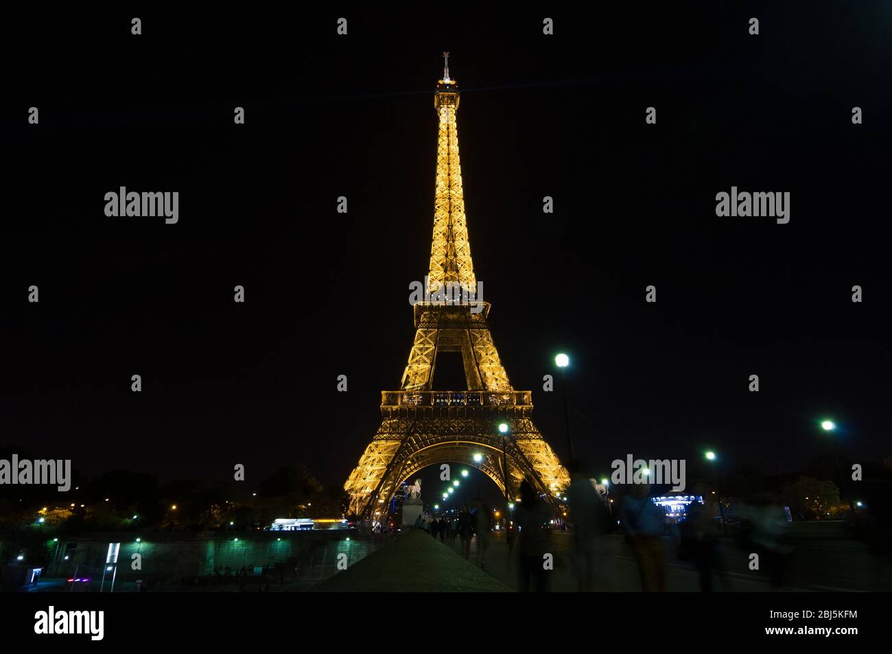 PARIS - 16 SEPTEMBRE 2014 : spectacle de lumière de la Tour Eiffel au crépuscule. La tour Eiffel est l'un des monuments les plus visités au monde. Situé sur le Banque D'Images