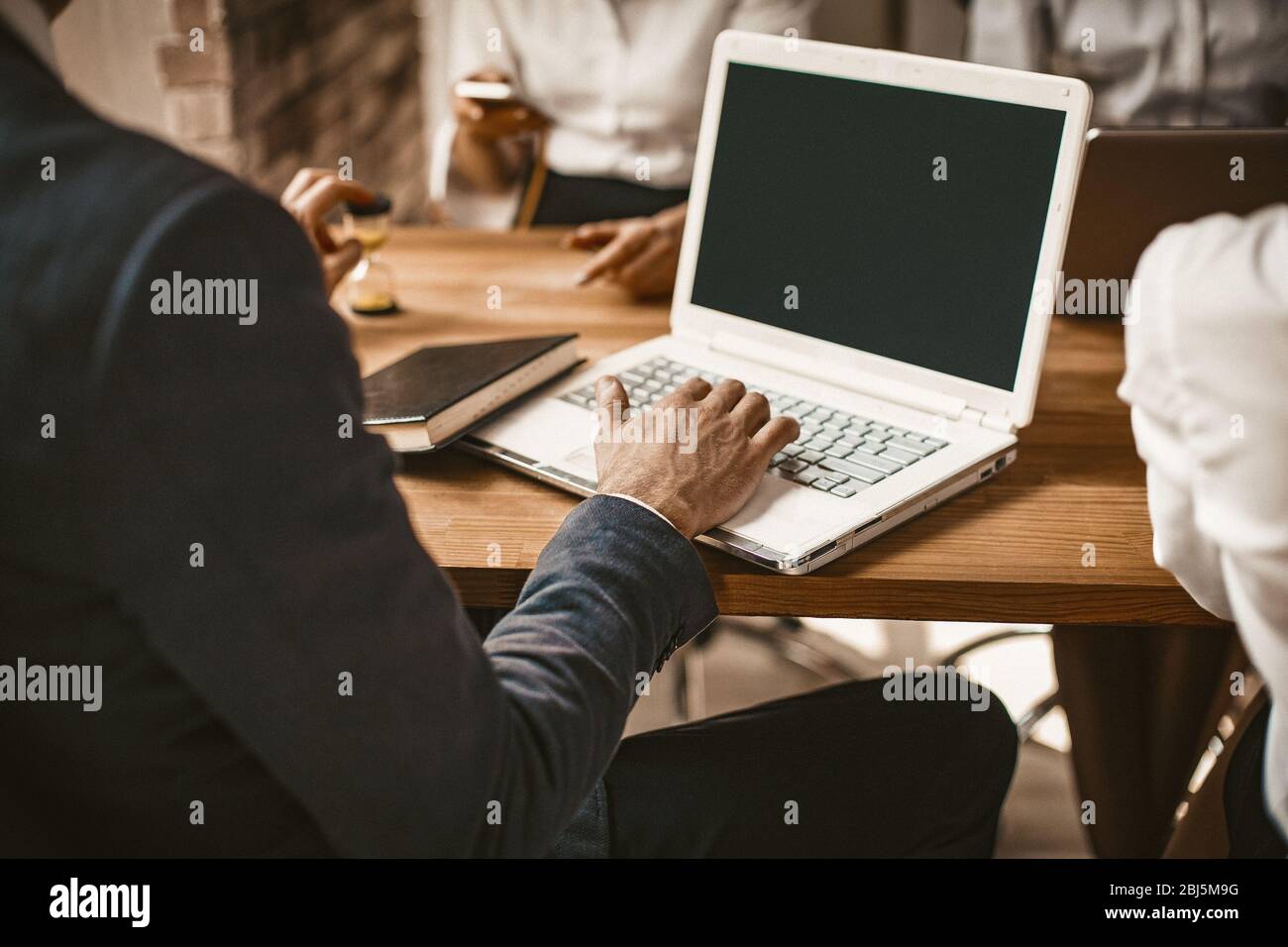 Mains de homme d'affaires tapant sur ordinateur portable, gros plan Banque D'Images