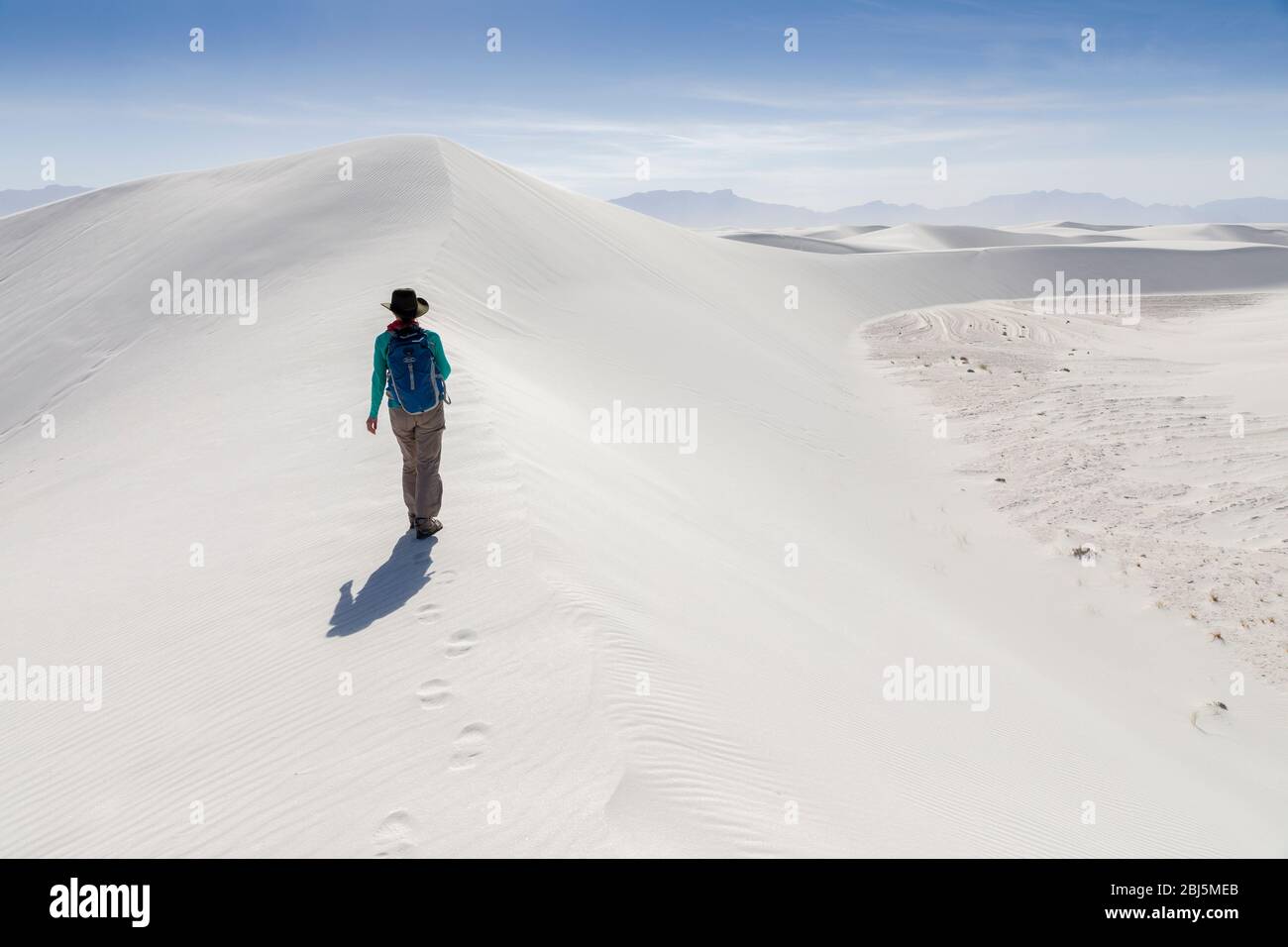 Personne marchant à White Sands, Nouveau-Mexique, États-Unis Banque D'Images