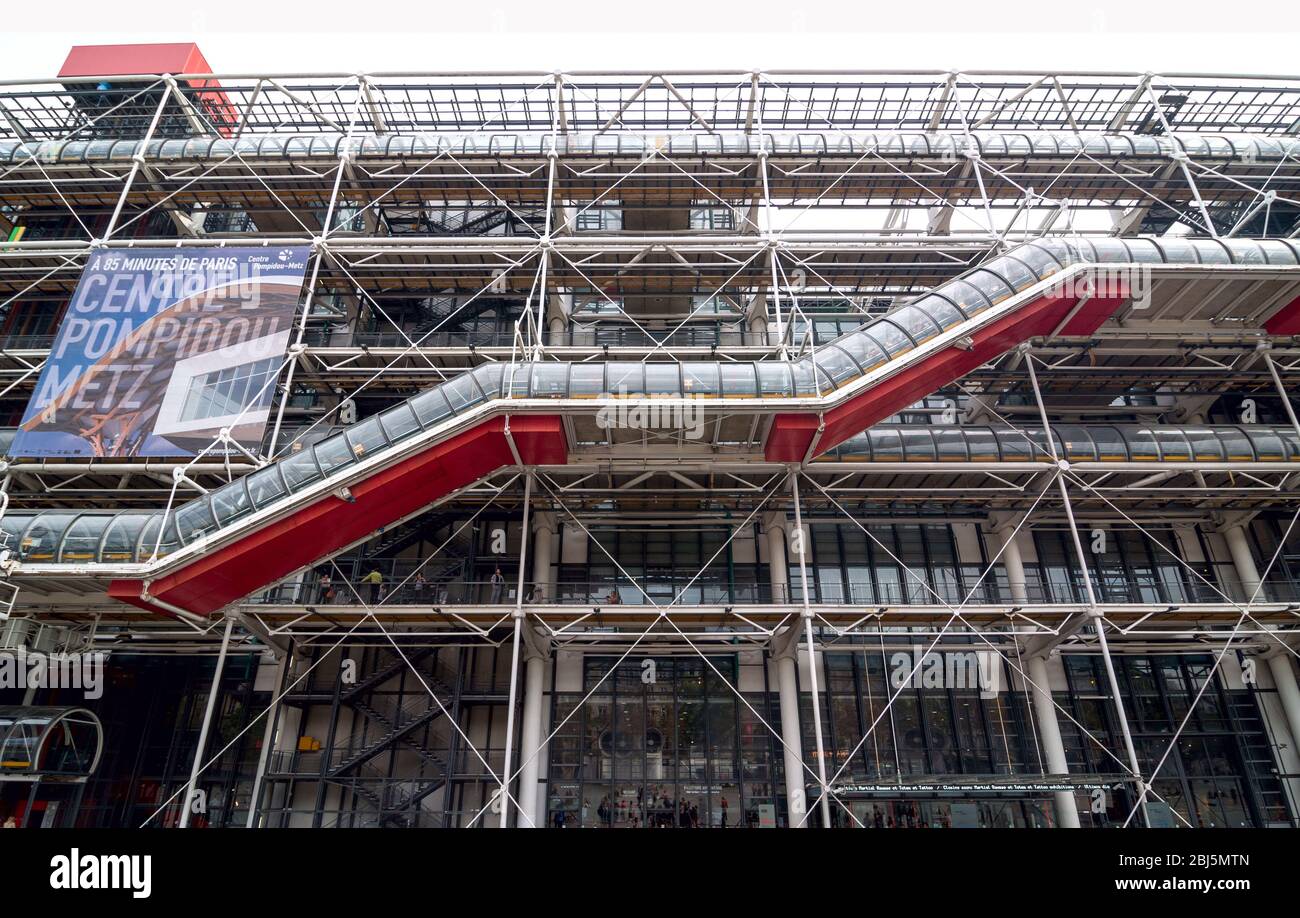 PARIS - 17 SEPTEMBRE 2014 : façade du Centre Georges Pompidou à Paris, France. Le Centre de Georges Pompidou est l'un des musées les plus célèbres de Banque D'Images
