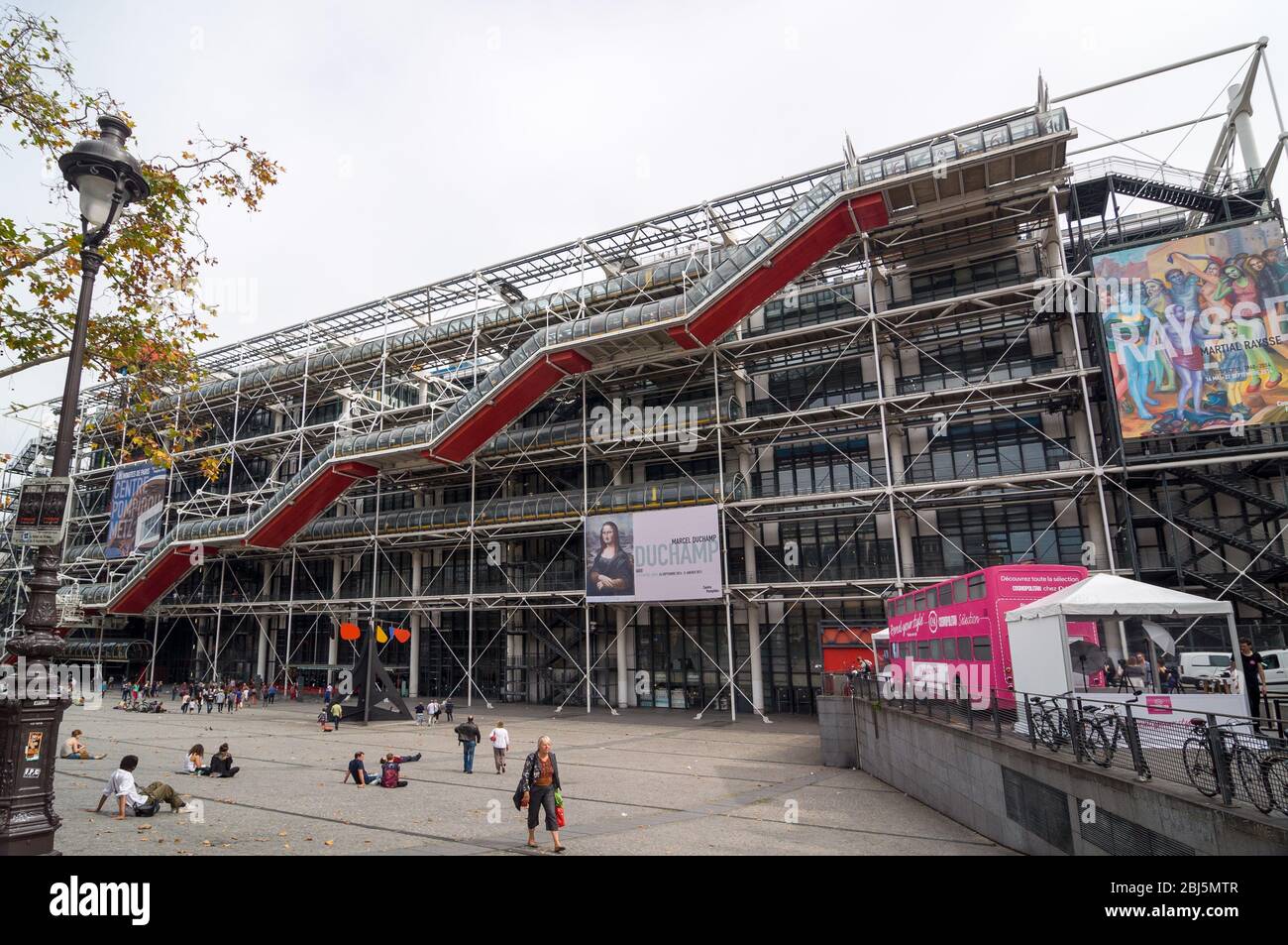 PARIS - 17 SEPTEMBRE 2014 : façade du Centre Georges Pompidou à Paris, France. Le Centre de Georges Pompidou est l'un des musées les plus célèbres de Banque D'Images