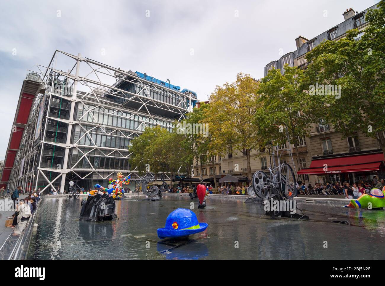 PARIS - 17 SEPTEMBRE 2014 : la fontaine Stravinsky est une fontaine publique fantaisiste ornée de 16 œuvres de sculpture, de bougeant et de vaporisation d'eau, repres Banque D'Images