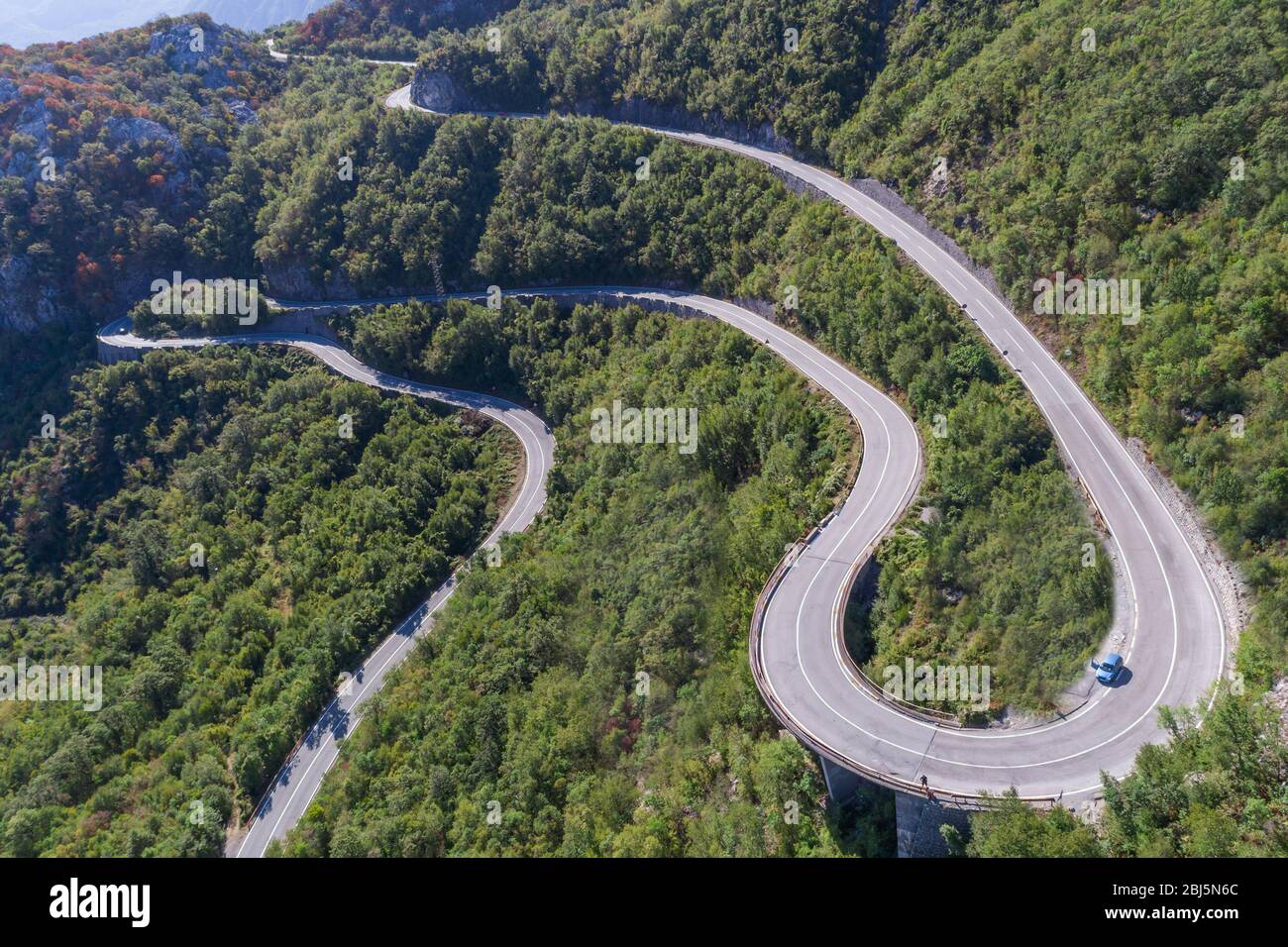Vue aérienne sur la route en serpentine sur la route de Petrovac au lac Skadar. Monténégro. Banque D'Images