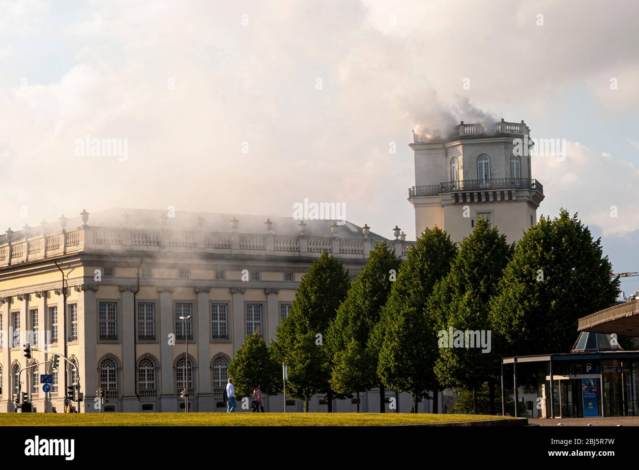 'Mouvement d'expiration'. Kassel envoie des signaux de fumée du Zwehrenturm. L'artiste Daniel Knorr veut utiliser cette fumée pour envoyer des « signaux chauds » à Athènes, le deuxième site d'exposition de documenta 14 Banque D'Images