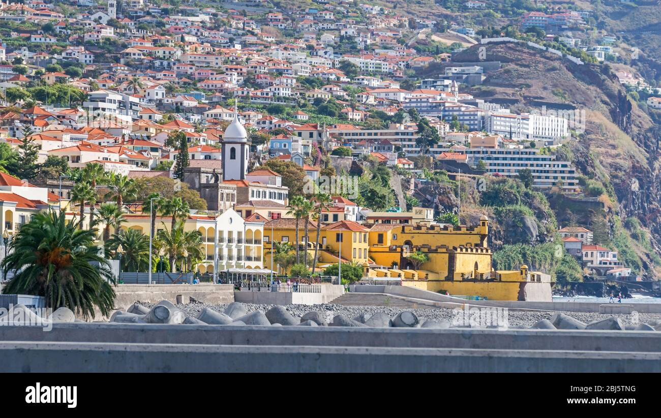 Funchal, Portugal - 10 novembre 2019: Centre historique (Zona Velha) avec le bord de mer de la baie de Funchal, fort de Sao Tiago, la tour du bar Banque D'Images