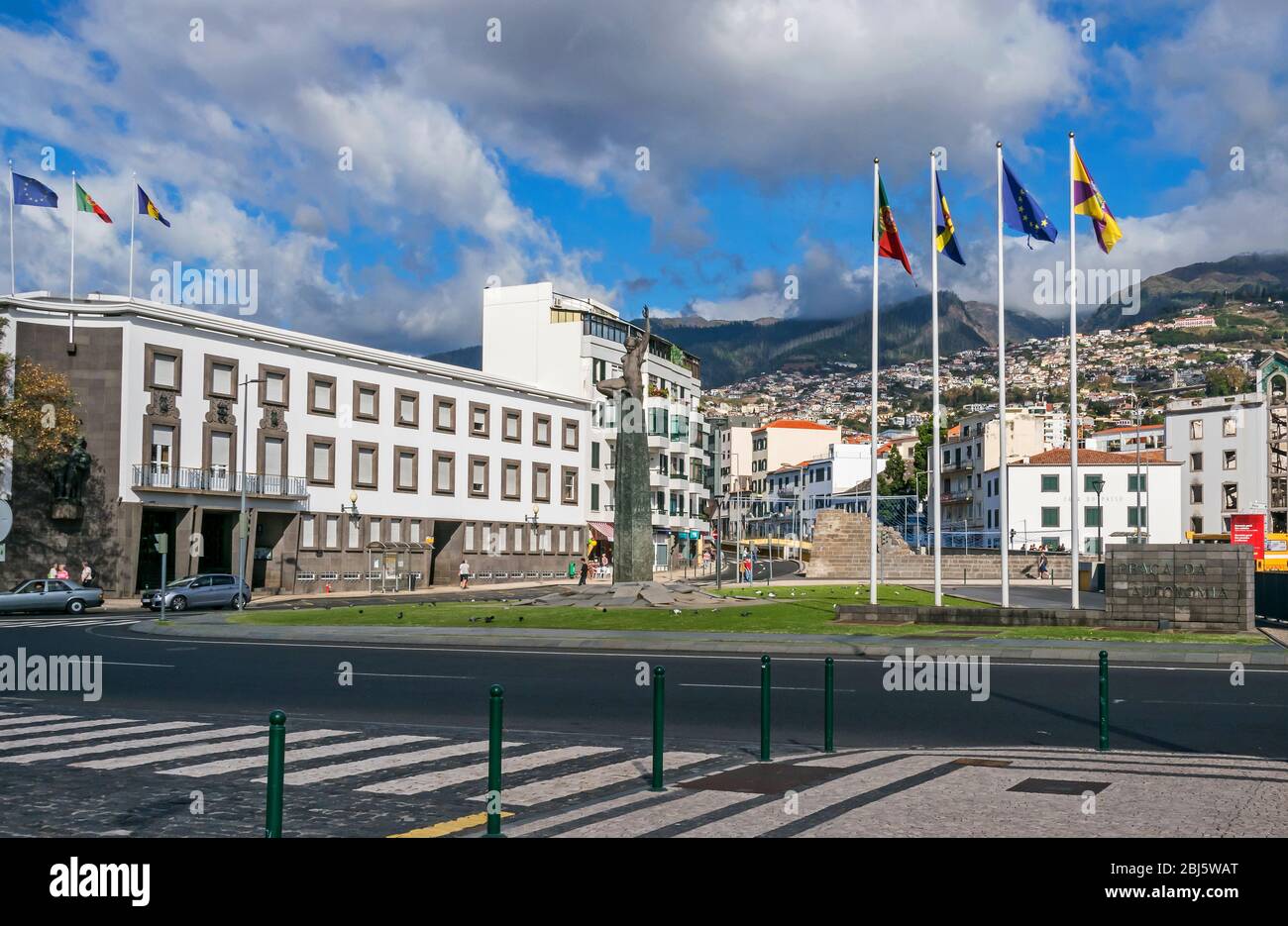 Funchal, Portugal - 10 novembre 2019: Place Autonomy, bâtiment du bureau de douane Alfandega do Funchal et le monument l'autonomie de Madère Banque D'Images