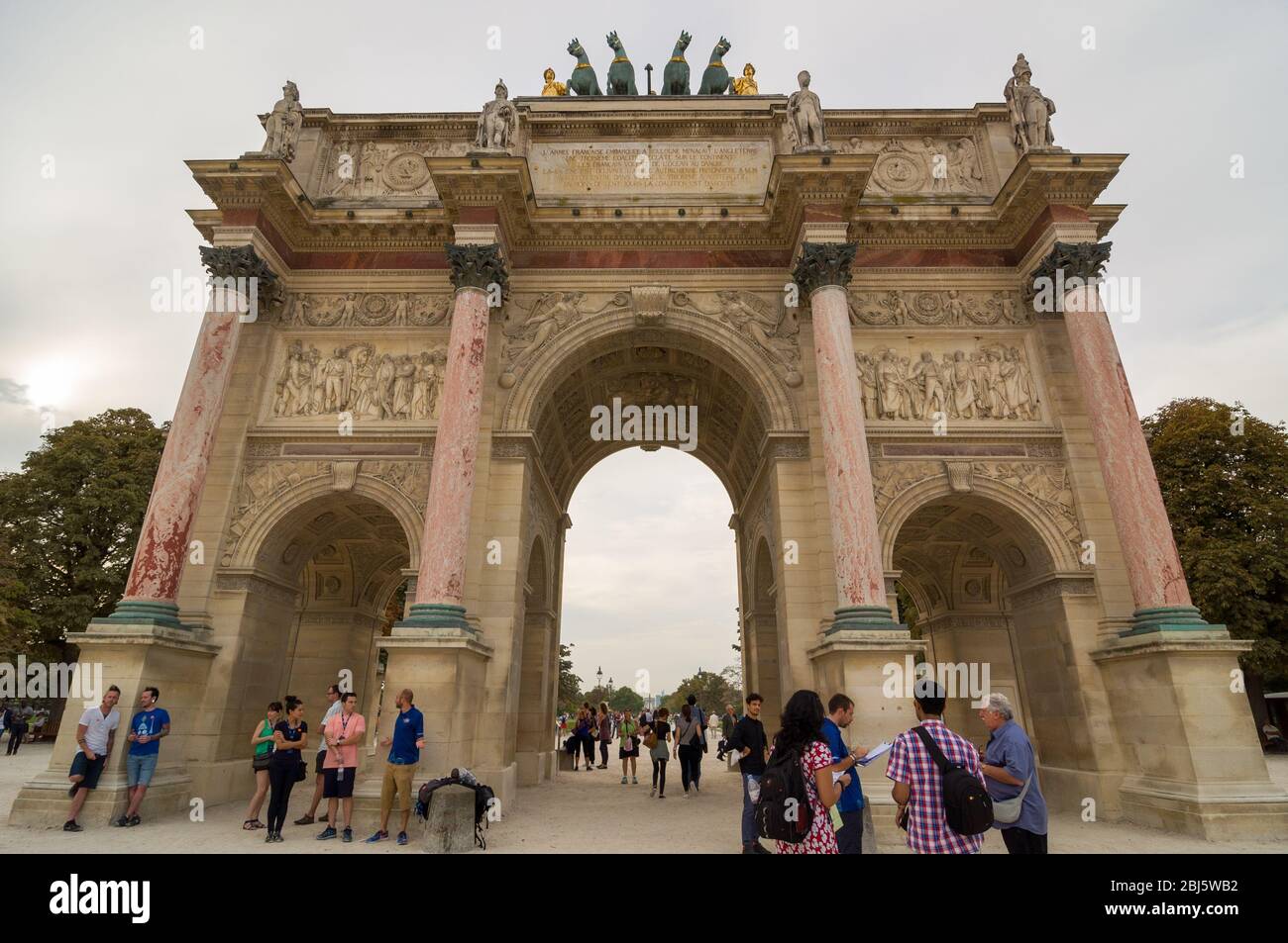 PARIS - 17 SEPTEMBRE 2014 : touristes près de l'Arc de Triomphe du Carssel. C'est une arche triomphale à Paris, située sur la place du Carrousel et est infernale Banque D'Images