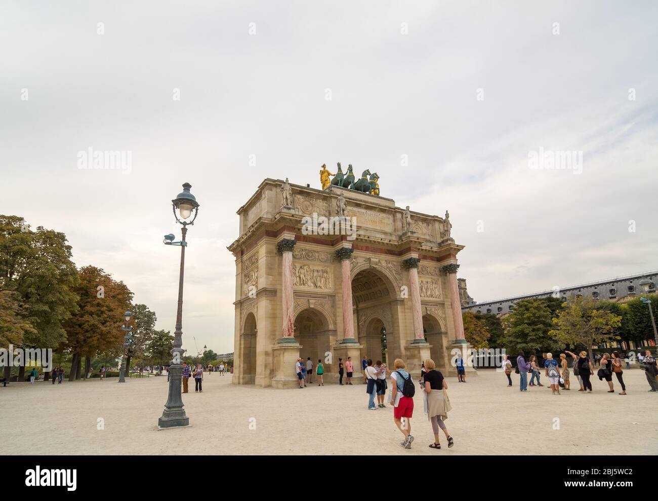 PARIS - 17 SEPTEMBRE 2014 : touristes près de l'Arc de Triomphe du Carssel. C'est une arche triomphale à Paris, située sur la place du Carrousel et est infernale Banque D'Images