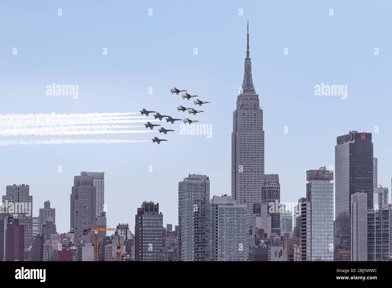 NYC Salute à Heros - US Navy Blue Angels et les US Air Force Thunderbirds volent au-dessus de New York City en saluant les premiers intervenants de première ligne. Banque D'Images