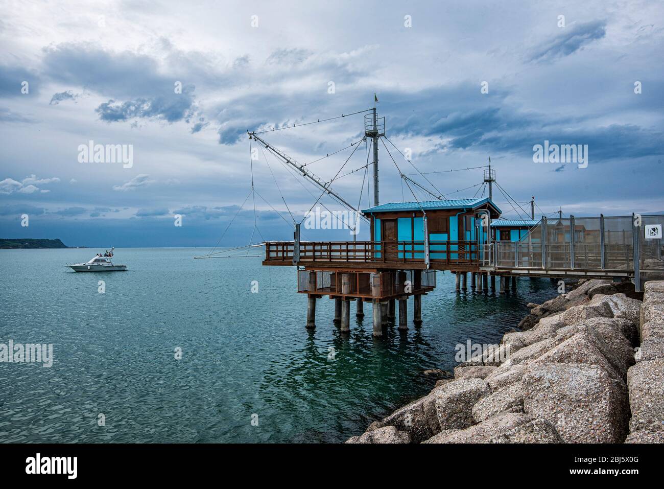 Fano, Pesaro, Marche, Italie. Le trabucco est une ancienne machine de pêche typique de la côte Adriatique protégée comme un patrimoine monumental Banque D'Images