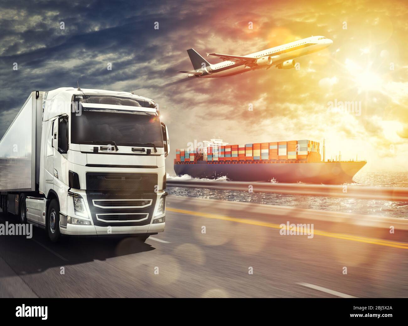 Expédition de marchandises par mer, par terre et par avion avec navire de fret, camion et avion au coucher du soleil Banque D'Images