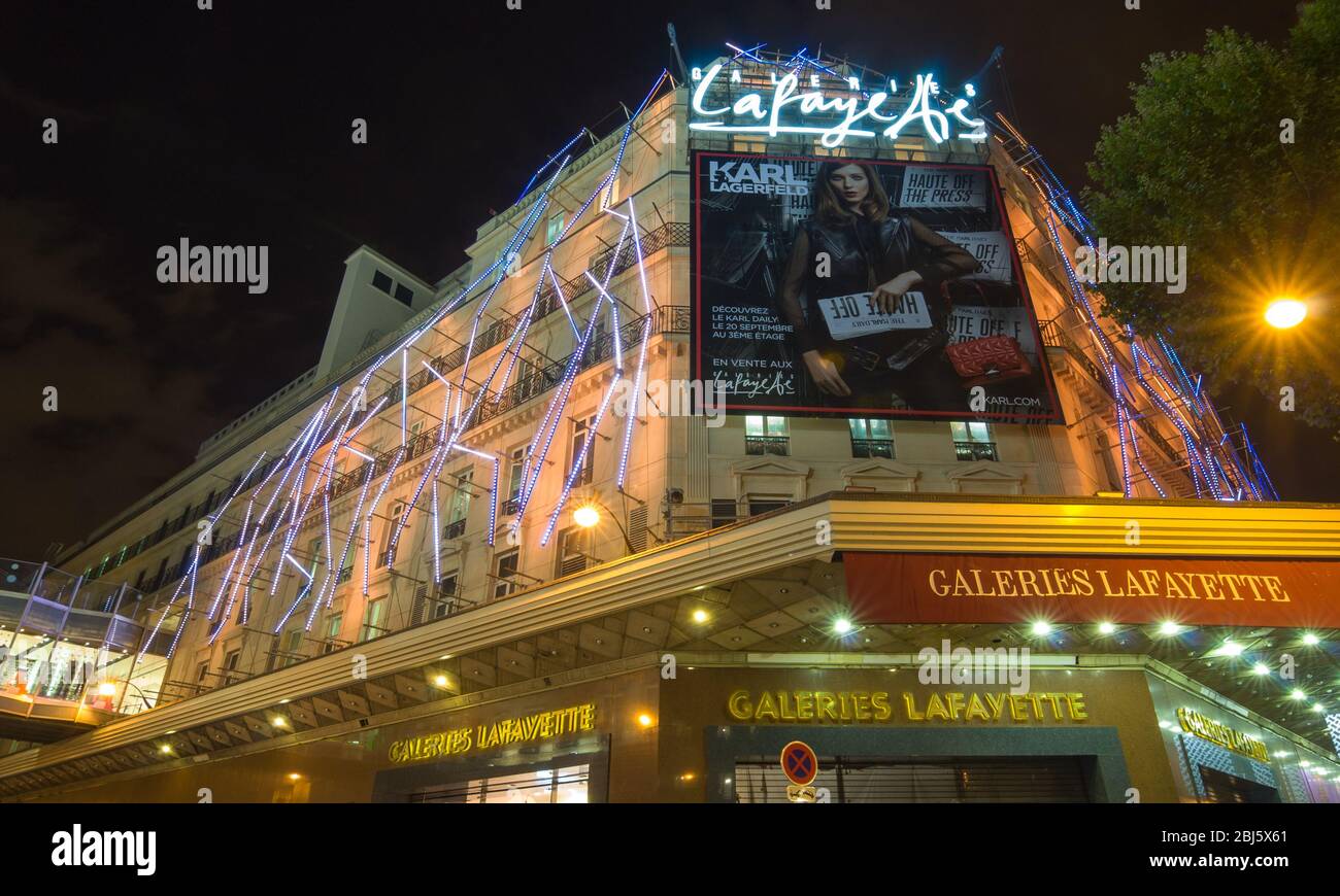 PARIS - 17 SEPTEMBRE 2014 : vue nocturne de la façade des célèbres galeries Lafayette. Paris, France. Banque D'Images