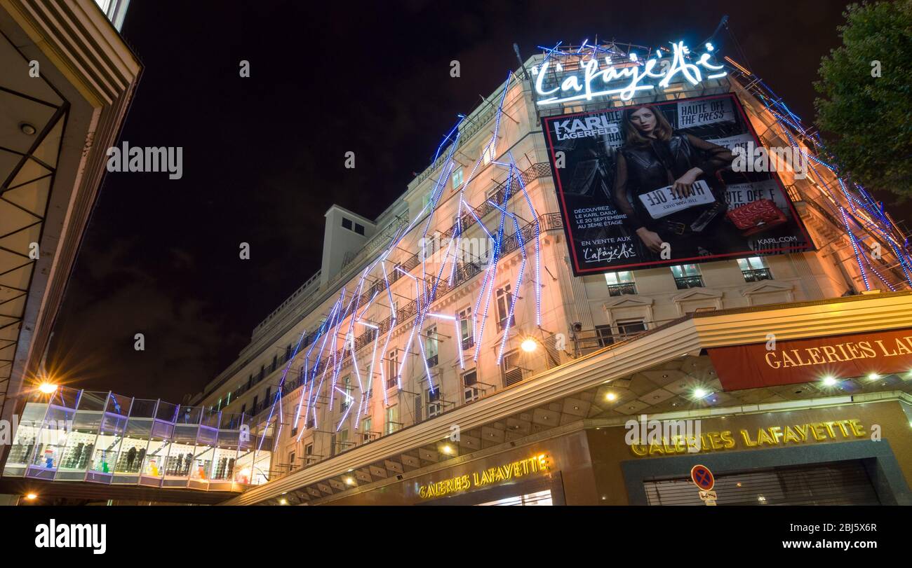 PARIS - 17 SEPTEMBRE 2014 : vue nocturne de la façade des célèbres galeries Lafayette. Paris, France. Banque D'Images
