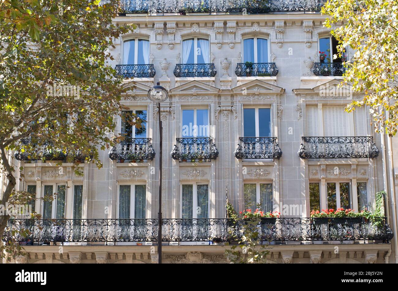 Design typique de l'architecture parisienne. La façade du bâtiment français de style moderne avec fenêtres et balcons français à Paris, France. Banque D'Images